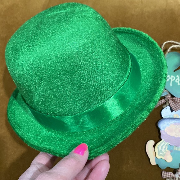 Green St. Patrick's Day Hat and Decor Set! - Picture 6 of 7